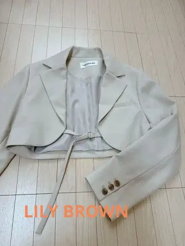LILY BROWN 베이지 크롭 테일러드 자켓