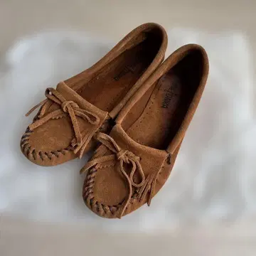 미네통카 브라운 스웨이드 모카신 신발