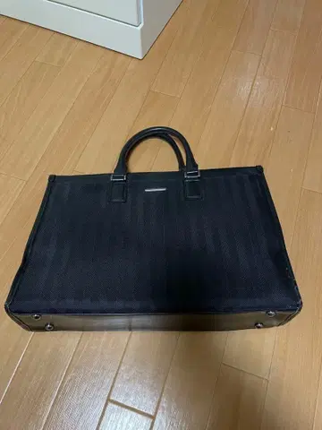 비즈니스 백 블랙 스트라이프 디자인