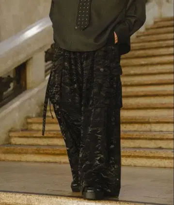 크래쉬 새틴 파라슈트 슬랙스 블랙