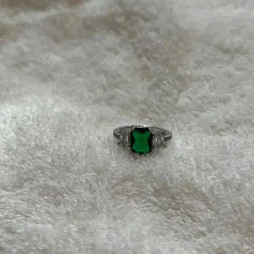 에메랄드 컷 그린 컬러 스톤 반지
