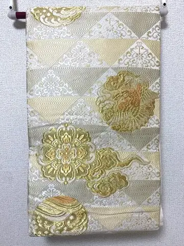 후리소데 오비 금색과 흰색 꽃 무늬