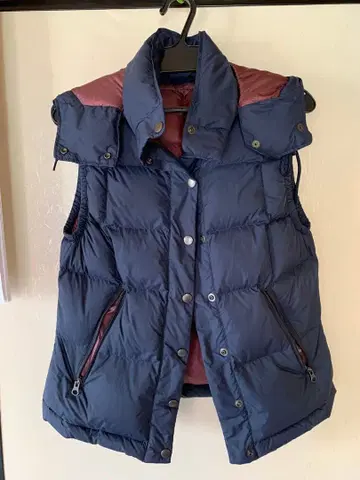 다운 베스트 네이비 후드 부착