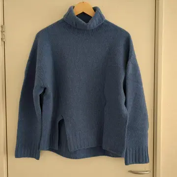 유나이티드 도쿄 블루 터틀넥 스웨터