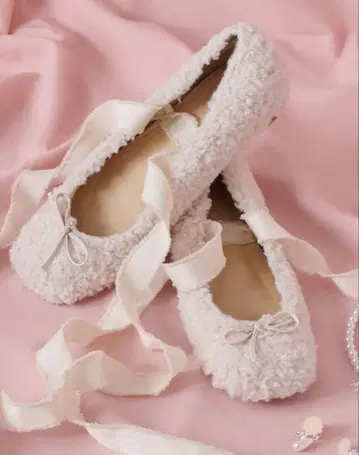 레이스업 발레 슈즈 (Hearts2Hearts 착용)