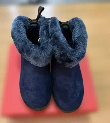 네이비 퍼 달린 어그 부츠