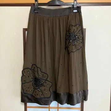 플레어 스커트 브라운 비즈 장식 꽃 자수