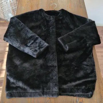 블랙 에코 퍼 노카라 미들 코트