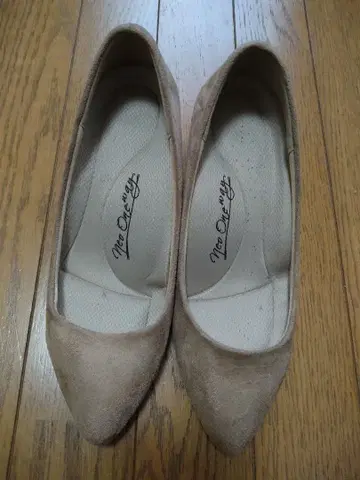 베이지 스웨이드 중간 굽 펌프스