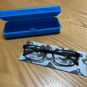 블랙 프레임 안경 케이스 포함