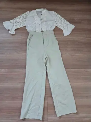 프릴 블라우스(구제 의류)와 하이웨스트 팬츠(GU) 세트