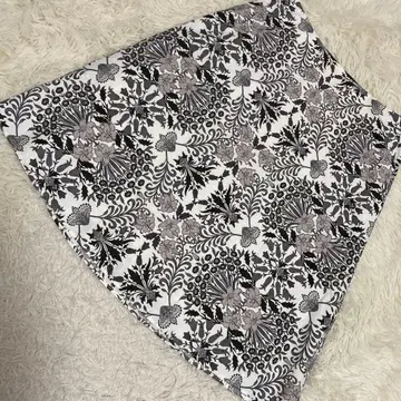 [ 고품질 ] MACKINTOSH LONDON 꽃무늬 스커트 화이트 깔끔