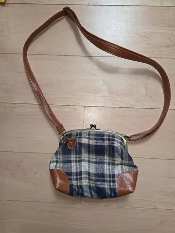 체크 무늬 숄더백