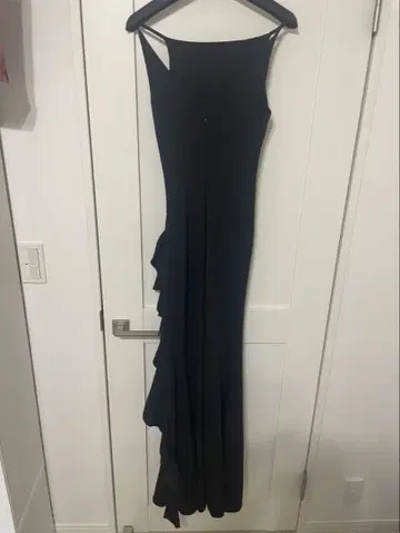 프릴 달린 블랙 롱 드레스