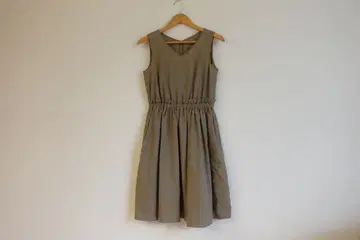 슬리브리스 무릎 기장 원피스 (카키)