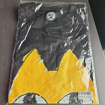 애니메이션 캐릭터 T셔츠 블랙과 옐로우 컬러, 화이트와 빨간색