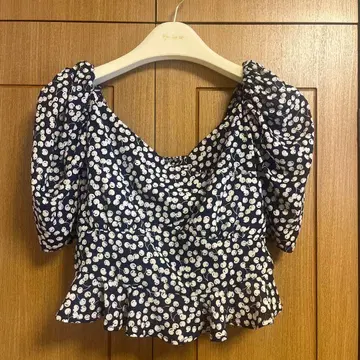 Her lip to 프릴 달린 퍼프 슬리브 블라우스