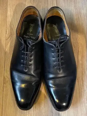 YANKO 블랙 드레스 슈즈 홀컷 가죽 신발