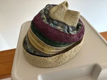 다색 디자인 모자