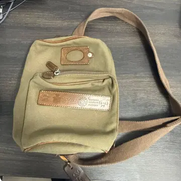 올리브 그린 캔버스 숄더백