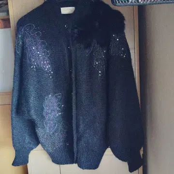 비즈 자수 퍼 달린 블랙 가디건