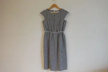 체크 무늬 슬리브리스 무릎 기장 원피스