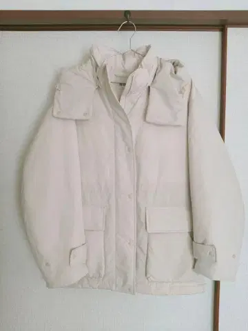 UNIQLO M 사이즈 다운 자켓 라이트 베이지