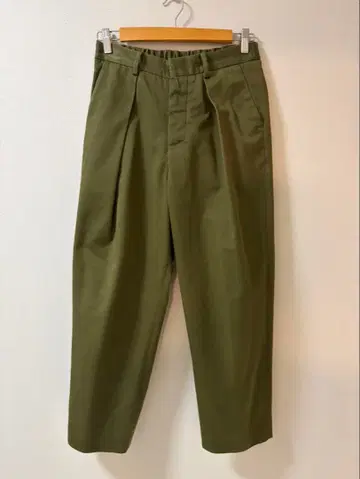 TOMORROWLAND 턱 들어간 치노 팬츠 올리브