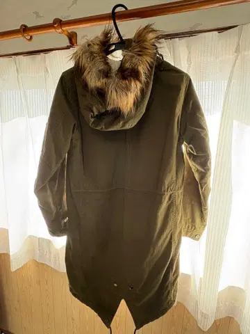 올리브색 퍼 달린 모즈 코트