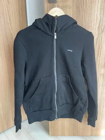 TATRAS 타트라스 FELDA 로고 자수 지퍼 후드티 블랙 2