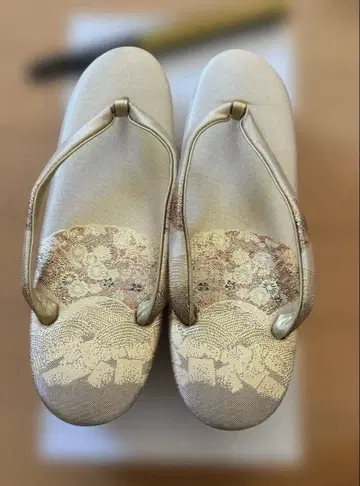 골드 컬러 꽃무늬 조리, 스에히로