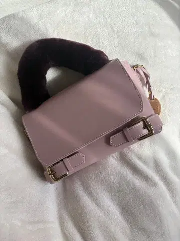 연보라색 퍼가 달린 숄더백