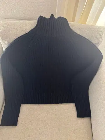 어버니크 30 네이비 터틀넥 스웨터