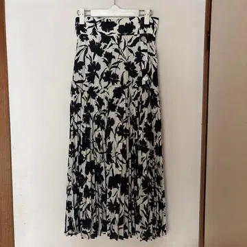 스나이델 꽃무늬 롱 스커트 모노톤 블랙 계열