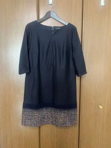 블랙 미니 원피스 V넥 슬리브