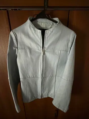 라이트 블루 가죽 자켓