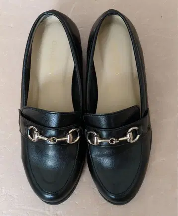 블랙 가죽 로퍼 금장 장식 포함