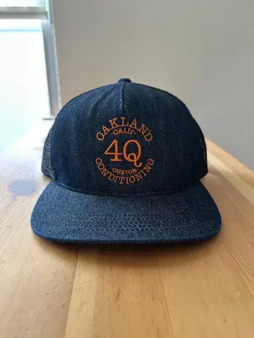 4q conditioning 데님 오렌지 자수 메쉬 캡