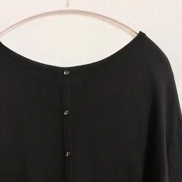 UNTITLED 실크 혼방 캐시미어 혼방 뒷단추 니트탑 사이즈 2