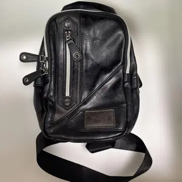 Eredita 블랙 숄더백 가죽 USB 포트 포함