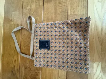 베이지 무늬 핸드백