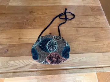 다색 자수 무늬 숄더백