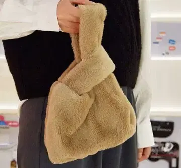 베이지 퍼 숄더백 매듭 디자인