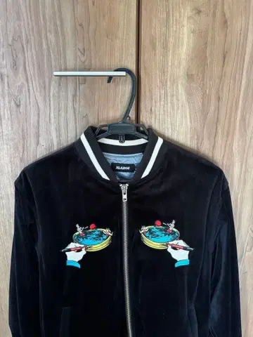 XLARGE 블랙 자수 점퍼