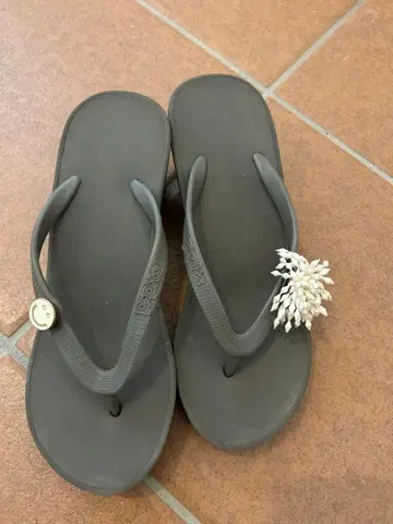 popits 비치 샌들 그레이 꽃 장식