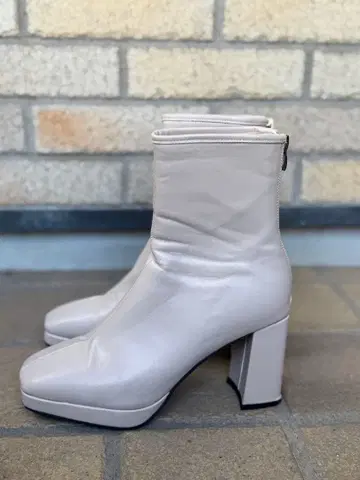 베이지 가죽풍 숏부츠 하이힐