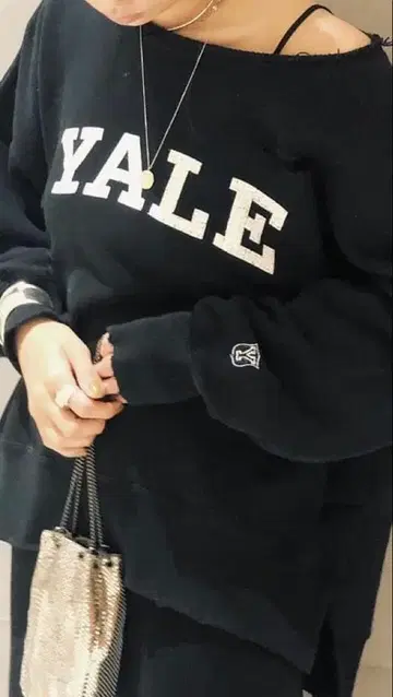 프레임워크 Yale University 데미지 맨투맨 블랙