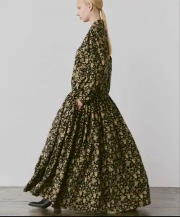 Libra Cue 블랙 베이스에 꽃무늬 브라우징 롱 원피스