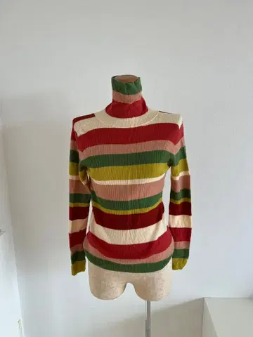 호코모모라 스트라이프 하이넥 니트 스웨터