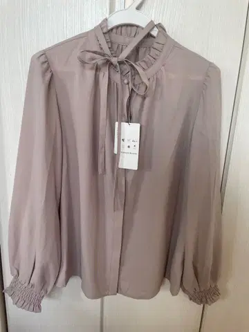 [ 새상품 택 포함 ] 리본 포함 프릴 긴팔 블라우스 38/M